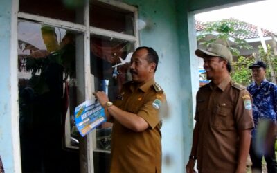 Wujudkan Transparansi, 372 Rumah KPM di Desa Muktisari Cingambul Dipasang Stiker Bansos